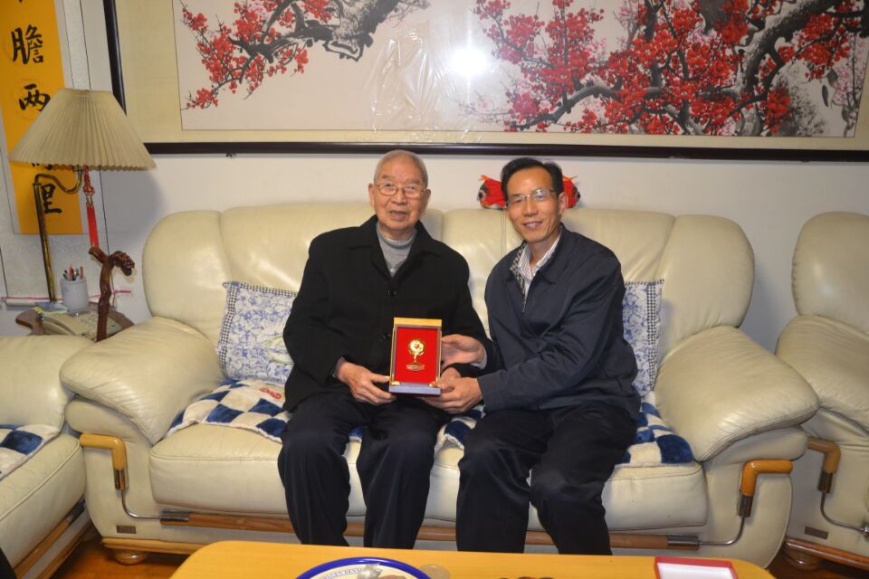 赖廷谦为老红军邓忠德送上纪念章